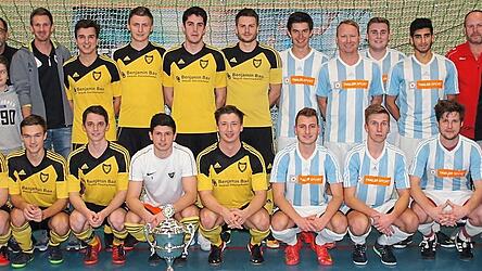 MIT EINEM &Uuml;BERZEUGENDEN FINALSIEG verteidigte die SpVgg Stephansposching (in gelb) gegen den FC Gottfrieding den Titel beim Irlbacher Premium-Cup. Mit im Bild B&uuml;rgermeister Dr. Christian Hirtreiter und Gebietsverkaufsleiter Christian Goderbauer von der Schlossbrauerei Irlbach (links) sowie BLSV-Kreisvorsitzender Johannes Stegemann und FC-Vorsitzender Heinz Hahn (rechts).