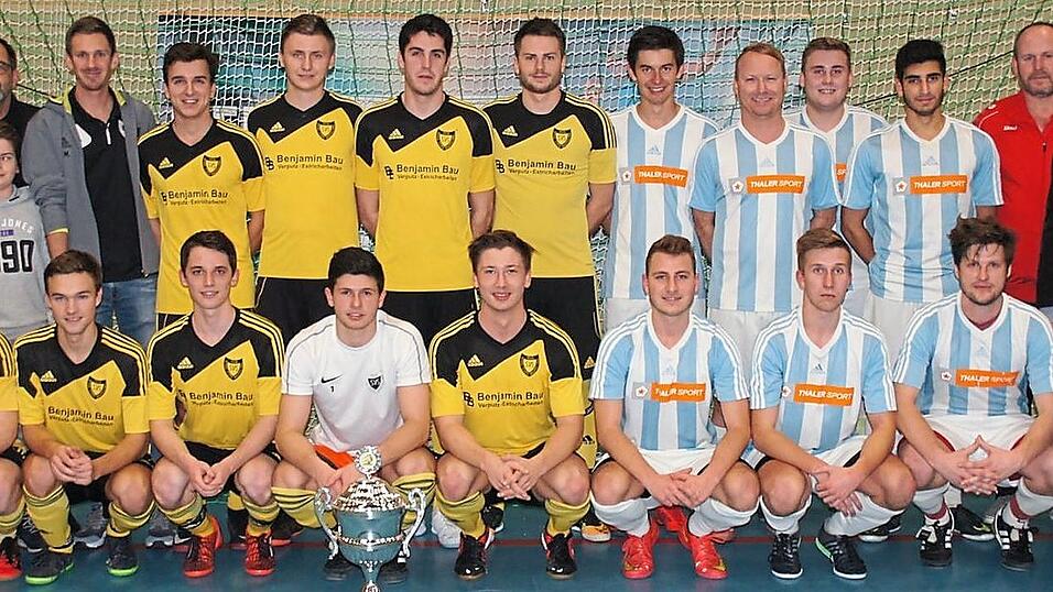 MIT EINEM &Uuml;BERZEUGENDEN FINALSIEG verteidigte die SpVgg Stephansposching (in gelb) gegen den FC Gottfrieding den Titel beim Irlbacher Premium-Cup. Mit im Bild B&uuml;rgermeister Dr. Christian Hirtreiter und Gebietsverkaufsleiter Christian Goderbauer von der Schlossbrauerei Irlbach (links) sowie BLSV-Kreisvorsitzender Johannes Stegemann und FC-Vorsitzender Heinz Hahn (rechts).