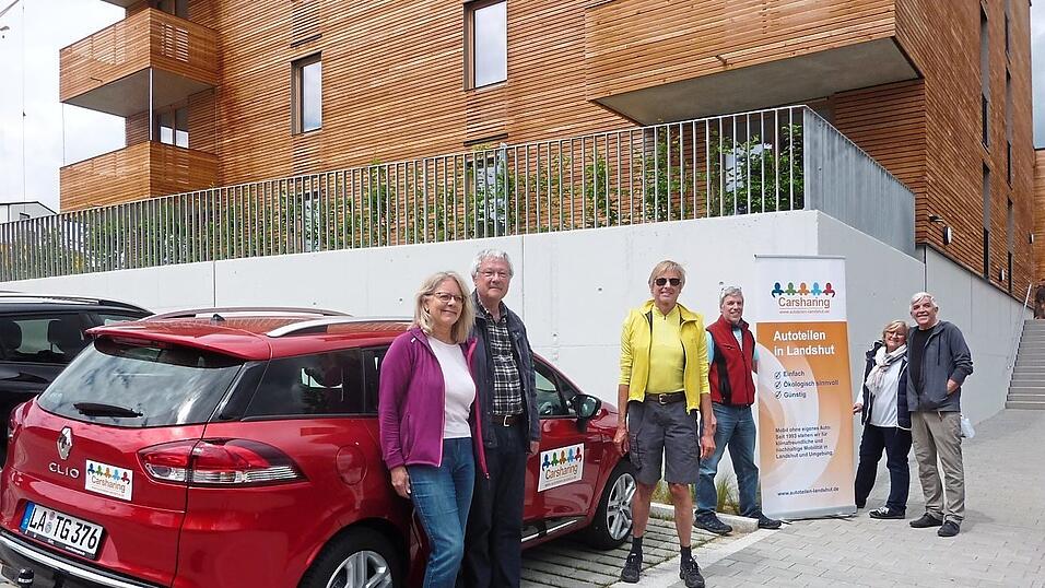 In kleiner Runde wurde das Carsharing-Auto in der Doktorgasse vor der MARO-Wohnanlage gefeiert (v.l.): Sabine Vaas, Vereinsvorsitzender Thomas Vaas, Harald Neumann, Gesch&auml;ftsf&uuml;hrer Andreas Herrmann, sowie zwei neue Hausbewohner.