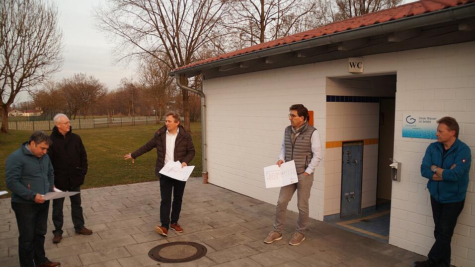 B&uuml;rgermeister Josef Beham (Mitte) pr&auml;sentierte dem Gremium Pl&auml;ne f&uuml;r verschiedene Konzepte der Sanierung.