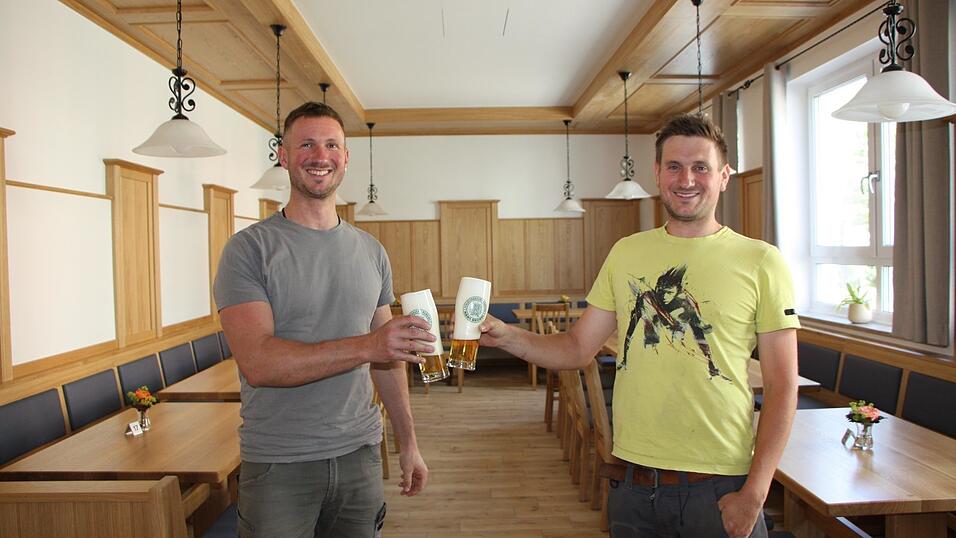 Der Nebenraum in der Gastwirtschaft ist neu gestaltet. Peter und Andreas Kopp sind zufrieden mit der Optik.