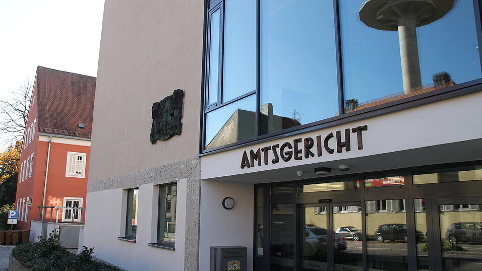 &bdquo;Wenn man eine Wohnung anz&uuml;ndet, in der bereits Menschen schlafen, k&ouml;nnte es auch t&ouml;dlich ausgehen&ldquo;, sagte Staatsanwalt Tobias Achatz in seinem Pl&auml;doyer.