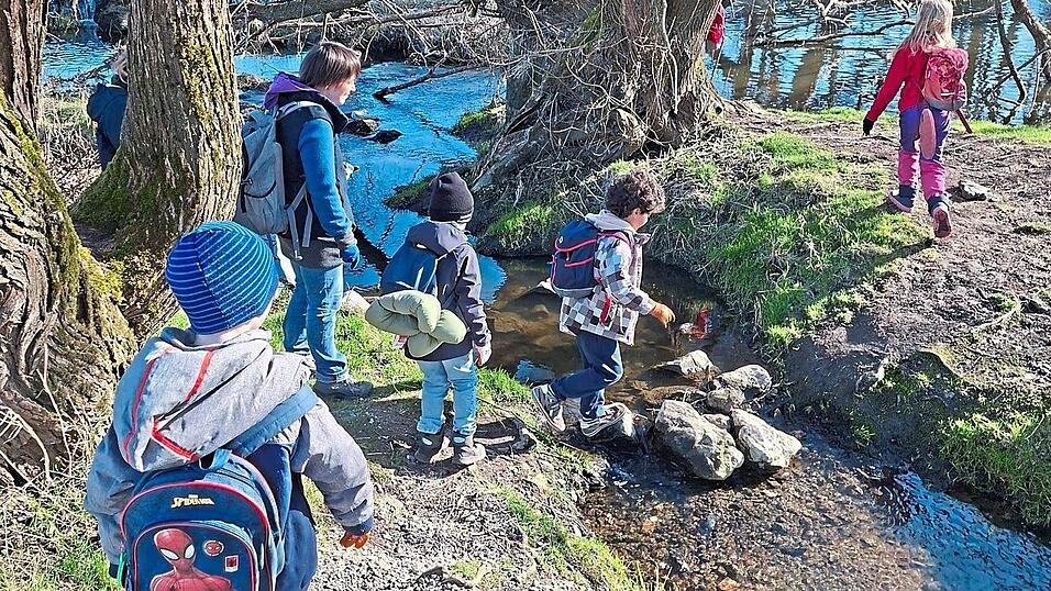 Auf Steinen &uuml;ber das Wasser springen, was gibt es f&uuml;r Kinder Sch&ouml;neres. Auch die Insel im Chamb wird auf Unrat untersucht.