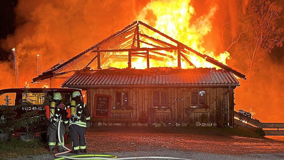 Als die Feuerwehr eintrifft, schlagen die Flammen bereits aus dem Dach der Alm. Als die Feuerwehr eintrifft, schlagen die Flammen bereits aus dem Dach der Alm.