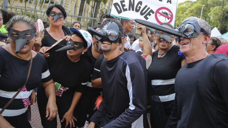 Im Kostüm einer Gelbfiebermücke: In Brasilien und mittlerweile weltweit brodelt die Gefahr der Ansteckung durch die Gelbfiebermücke. Die Brasilianer feiern zum Karneval ihren ganz eigenen Humor.