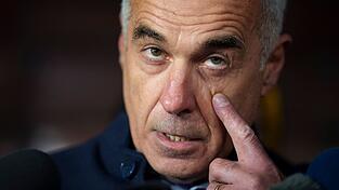 Der rechtsextreme und kremlfreundliche Ex-Präsidentenkandidat Calin Georgescu wurde in Bukarest von der Polizei abgeführt. Der rechtsextreme und kremlfreundliche Ex-Präsidentenkandidat Calin Georgescu wurde in Bukarest von der Polizei abgeführt.