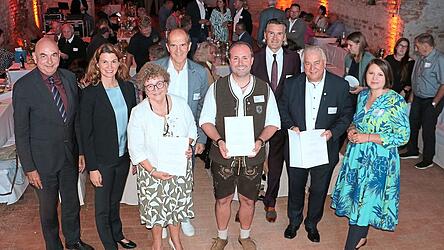 Sieglinde Baumann, Markus Kellner und Karl Span (vorne, ab Dritter von links) erhielten das Ehrenzeichen des Ministerpräsidenten.
