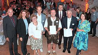Sieglinde Baumann, Markus Kellner und Karl Span (vorne, ab Dritter von links) erhielten das Ehrenzeichen des Ministerpräsidenten.