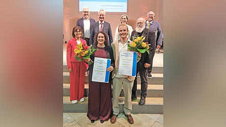 Die Preisträger Lina Spieth und Jonathan Pielmeier, umrahmt von ihren Laudatoren Claudia Brielbeck und Erich Gruber. Hintere Reihe (v.l.) Bürgermeister Dr. Albert Solleder, Oberbürgermeister Markus Pannermayr, Carolin Ahrendt von der Ritterstiftung und Bürgermeister Werner Schäfer.