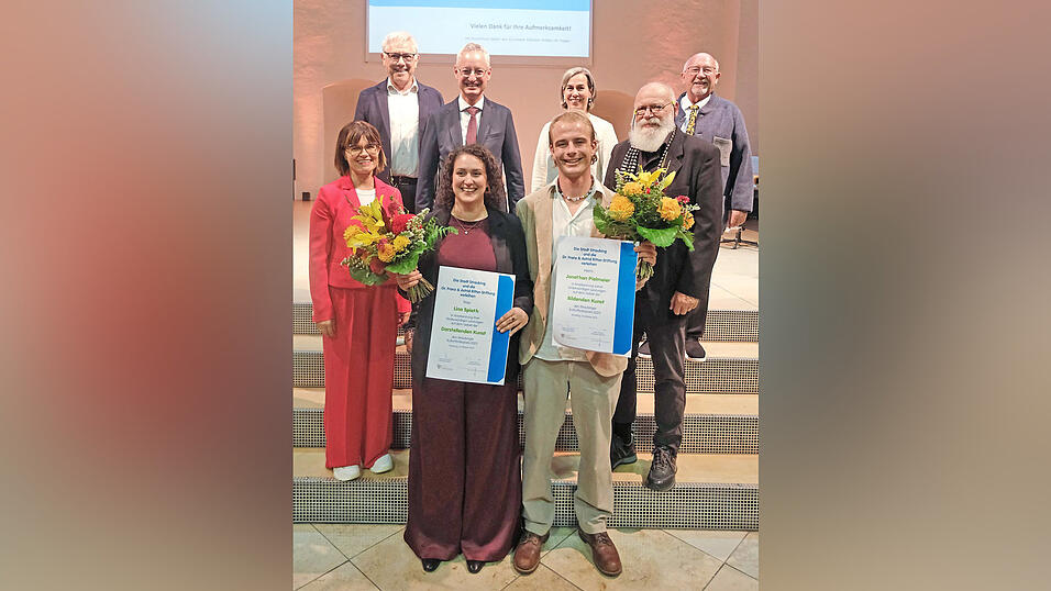 Die Preisträger Lina Spieth und Jonathan Pielmeier, umrahmt von ihren Laudatoren Claudia Brielbeck und Erich Gruber. Hintere Reihe (v.l.) Bürgermeister Dr. Albert Solleder, Oberbürgermeister Markus Pannermayr, Carolin Ahrendt von der Ritterstiftung und Bürgermeister Werner Schäfer. Die Preisträger Lina Spieth und Jonathan Pielmeier, umrahmt von ihren Laudatoren Claudia Brielbeck und Erich Gruber. Hintere Reihe (v.l.) Bürgermeister Dr. Albert Solleder, Oberbürgermeister Markus Pannermayr, Carolin Ahrendt von der Ritterstiftung und Bürgermeister Werner Schäfer.