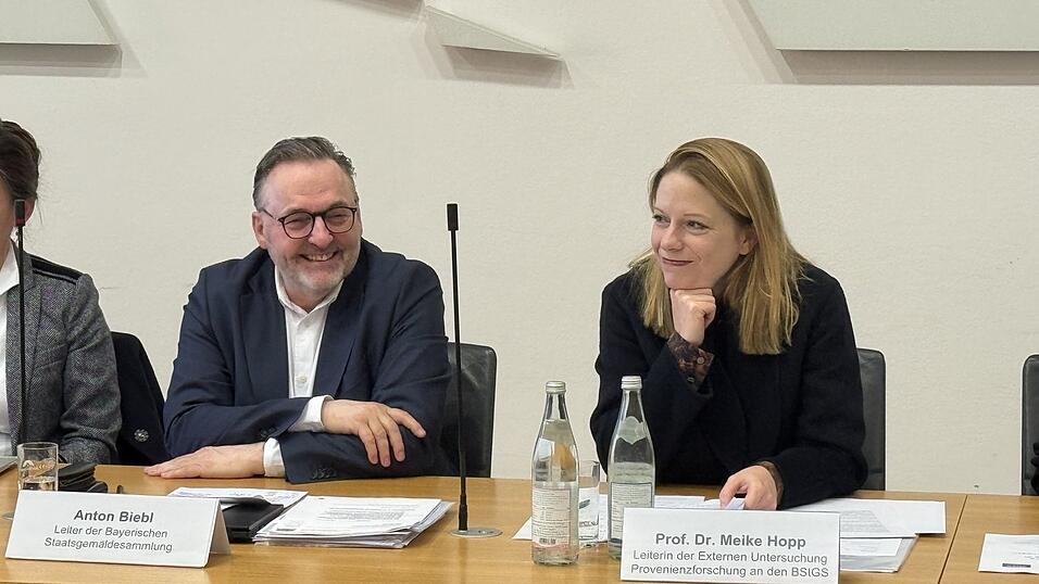 Anton Biebl (l.), Leiter der Staatsgem&auml;ldesammlungen und die Kunsthistorikerin Meike Hopp (r.) kamen im Ausschuss des Landtages auch zu Wort.