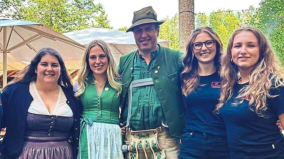 „Der Menzl kommt auf´d Burg“ - bei so viel Charme der LiBu-Mädels war die Zusage von Josef Menzl für das Burgfest in Rimbach unausweichlich. „Der Menzl kommt auf´d Burg“ - bei so viel Charme der LiBu-Mädels war die Zusage von Josef Menzl für das Burgfest in Rimbach unausweichlich.