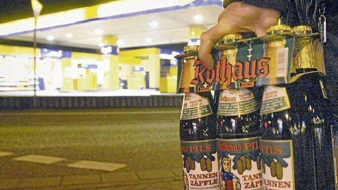 Ein Sixpack an der Tanke gibt es ab 20 Uhr nur noch für Reisende. (Foto: dpa) Ein Sixpack an der Tanke gibt es ab 20 Uhr nur noch für Reisende. (Foto: dpa)