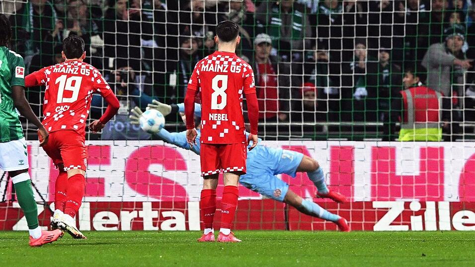 Der Mainzer Torwart Robin Zentner pariert einen Elfmeter von Werders Marvin Ducksch.