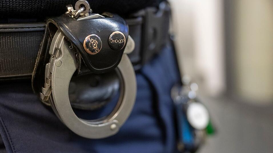 Der 85-Jährige wurde laut Polizei wegen Verdachts auf ein versuchtes Tötungsdelikt vorläufig festgenommen. (Symbolbild) Der 85-Jährige wurde laut Polizei wegen Verdachts auf ein versuchtes Tötungsdelikt vorläufig festgenommen. (Symbolbild)