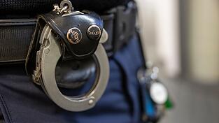 Der 85-Jährige wurde laut Polizei wegen Verdachts auf ein versuchtes Tötungsdelikt vorläufig festgenommen. (Symbolbild)