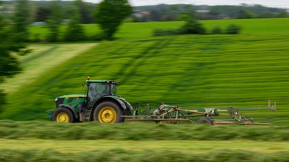 Ein betrunkener Traktorfahrer hat die Polizei mehrfach beschäftigt. (Symbolbild) Ein betrunkener Traktorfahrer hat die Polizei mehrfach beschäftigt. (Symbolbild)