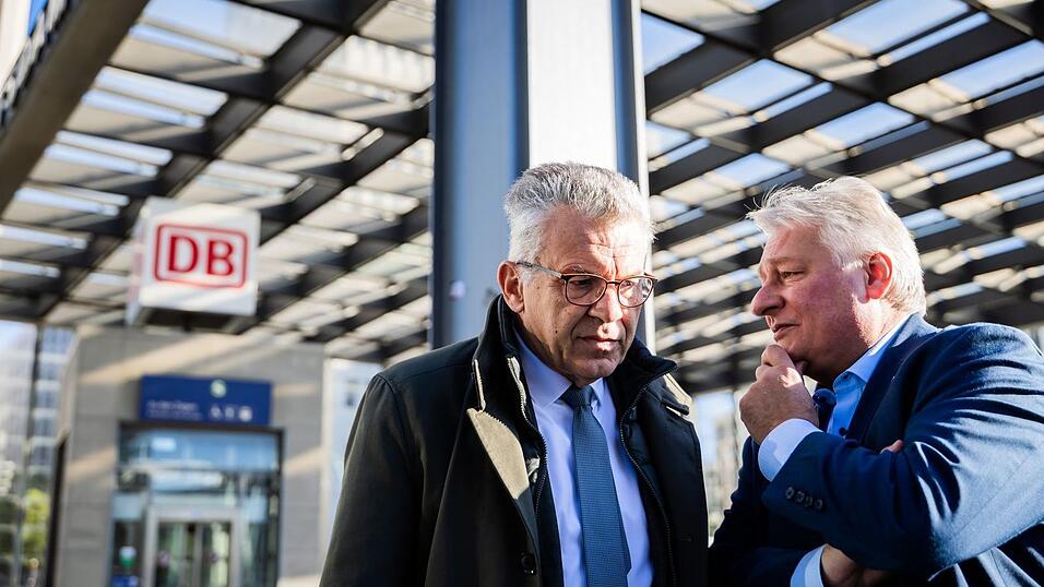 EVG-Chef Martin Burkert (rechts) und Werner Gatzer, Vorsitzender des Aufsichtsrats der Deutschen Bahn, kurz vor der Aufsichtsratssitzung. EVG-Chef Martin Burkert (rechts) und Werner Gatzer, Vorsitzender des Aufsichtsrats der Deutschen Bahn, kurz vor der Aufsichtsratssitzung.