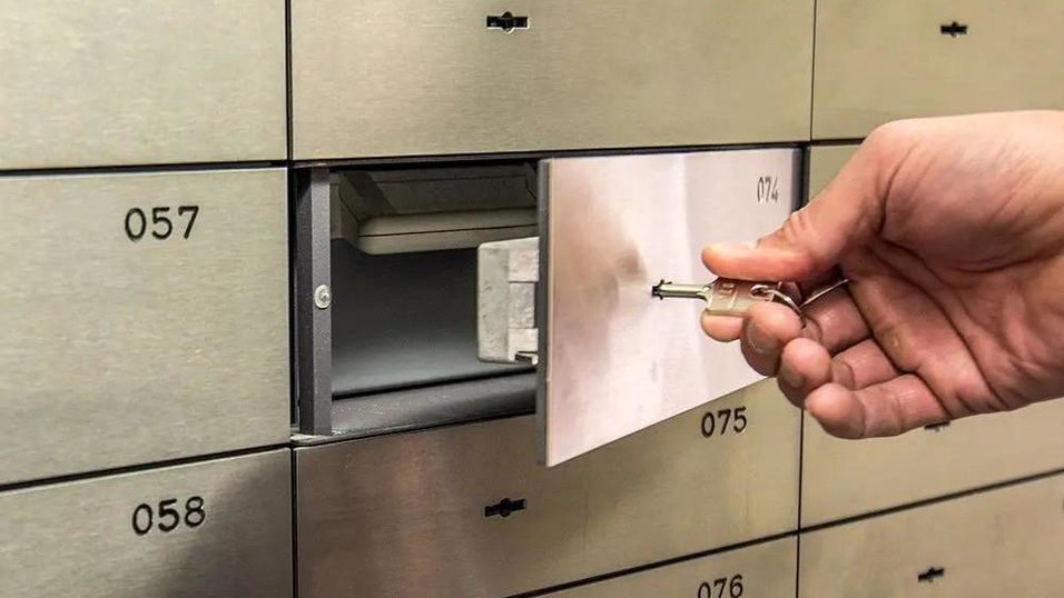 Den Inhalt vom Schlie&szlig;fach kennt nur der Kunde. Gemietet werden die Metallboxen nach wie vor gerne, sagt der Chef der Chamer Sparkasse, Franz Wittmann. Nur Fotos aus dem Allerheiligsten will er lieber nicht in der Zeitung haben.