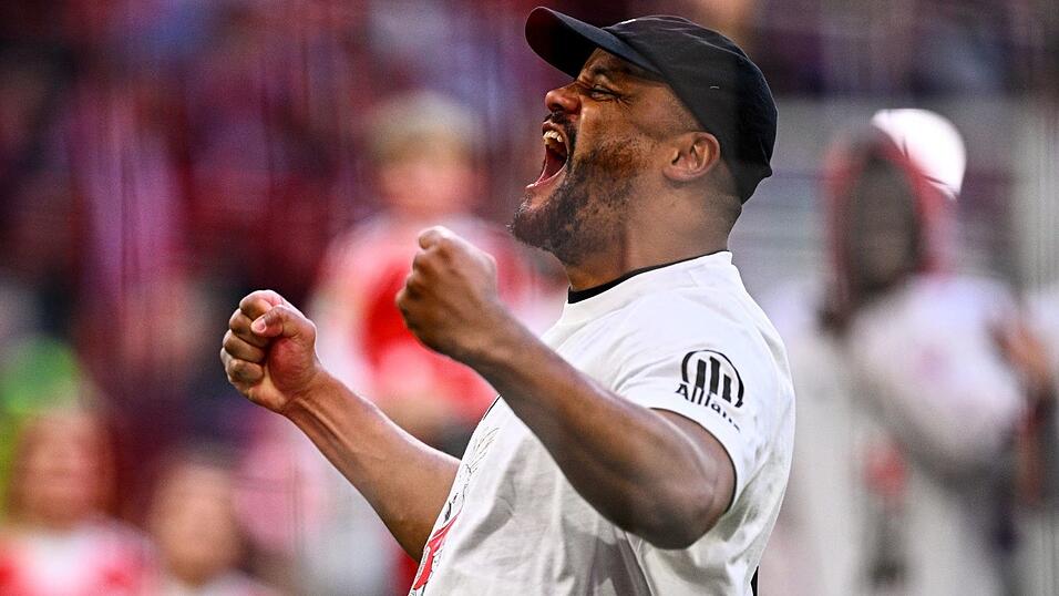 Trainer Vincent Kompany feiert mit den Fans den Titel.