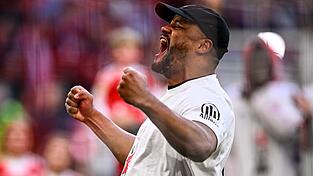 Trainer Vincent Kompany feiert mit den Fans den Titel.