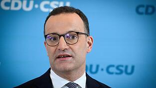 Sein Vaterglück sei nicht vereinbar mit seinem politischen Amt, begründet Jens Spahn seinen Rücktritt. Sein Vaterglück sei nicht vereinbar mit seinem politischen Amt, begründet Jens Spahn seinen Rücktritt.