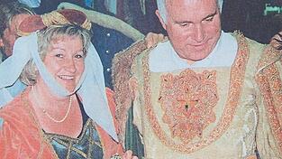 Der damalige Landrat Heinrich Trapp und seine Frau Marianne bei der Kostümprobe (Repro) Der damalige Landrat Heinrich Trapp und seine Frau Marianne bei der Kostümprobe (Repro)