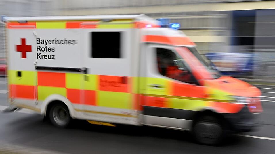 Der Arbeiter wurde schwer verletzt in ein Krankenhaus gebracht. (Symbolbild)