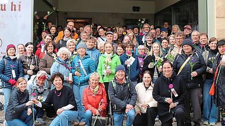 Die Aktion dauerte statt den angek&uuml;ndigten zwei Stunden nur 20 Minuten, sodass unser Reporter nur noch das Gruppenbild machen, allerdings nicht die Menschenkette fotografieren konnte.