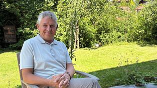 Ludwig Knott sitzt auf seiner Terrasse hinter dem Haus in Schwarzach. Der Unternehmer und Freie W&auml;hler ist einer der sogenannten weiteren stellvertretenden Landr&auml;te.