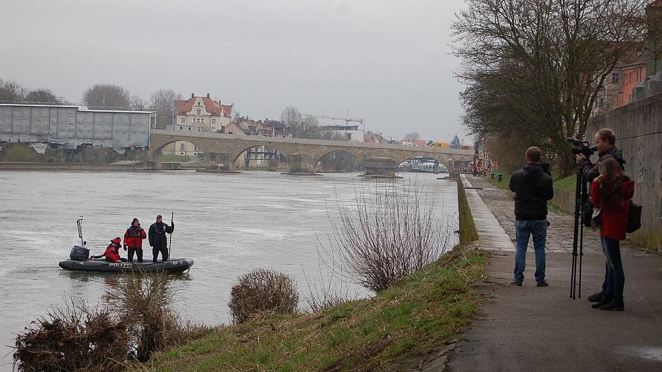 Mit zwei Booten sucht die Polizei am Donnerstag, 23. März, das südliche Donauufer in Regensburg ab. Seit Sonntag wird die 20-jährige Studentin Malina Klaar in der Domstadt vermisst. Mit zwei Booten sucht die Polizei am Donnerstag, 23. März, das südliche Donauufer in Regensburg ab. Seit Sonntag wird die 20-jährige Studentin Malina Klaar in der Domstadt vermisst.