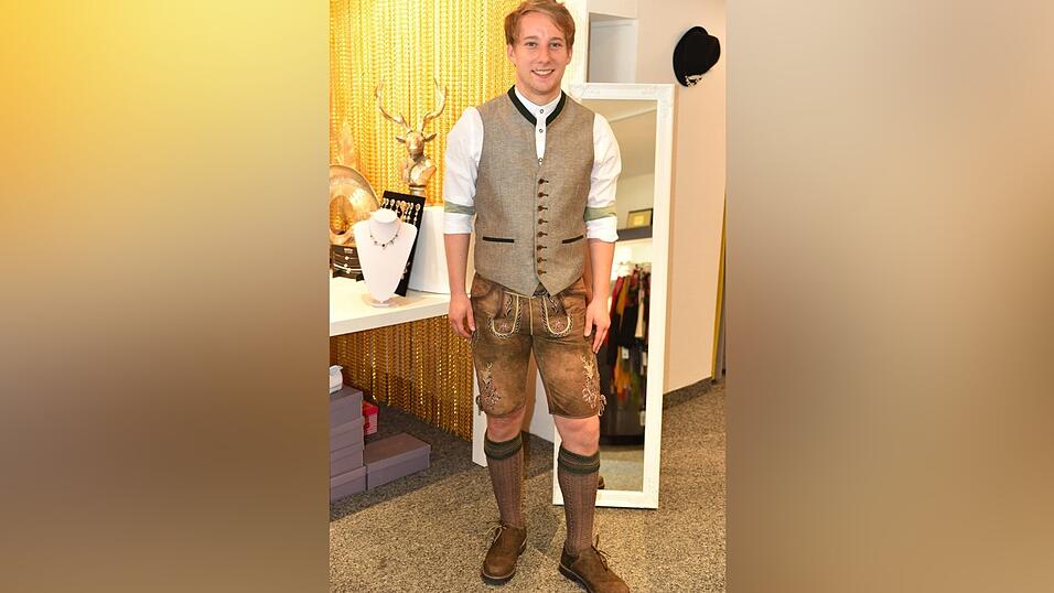 Trachtenhemden sind idealerweise einfarbig, die Kniestrümpfe werden traditionell hochgezogen.