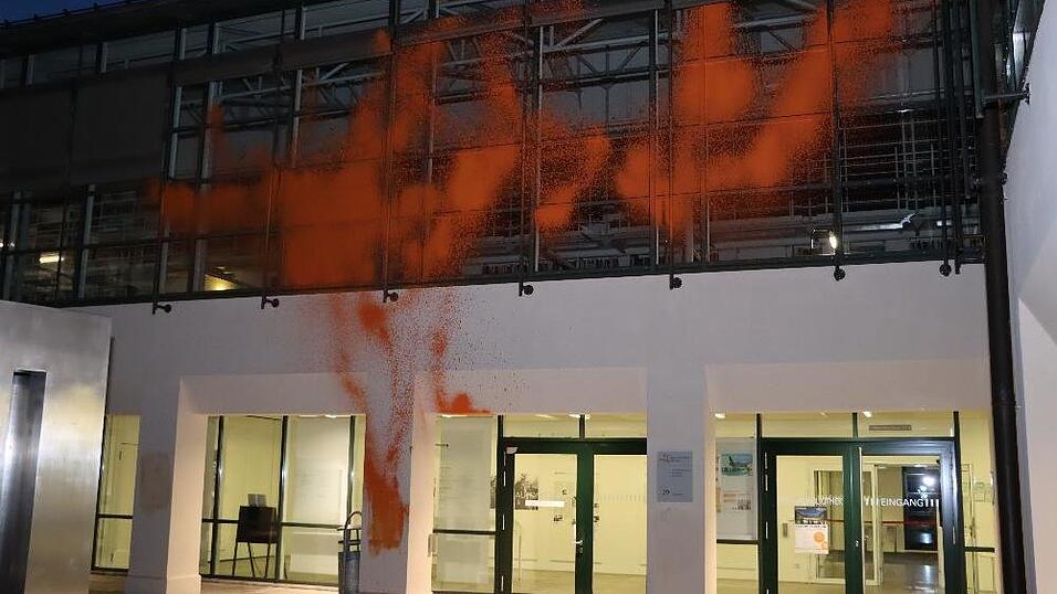 Die Bibliothek der Universität Passau wurde am Mittwoch mit oranger Farbe beschmiert. 