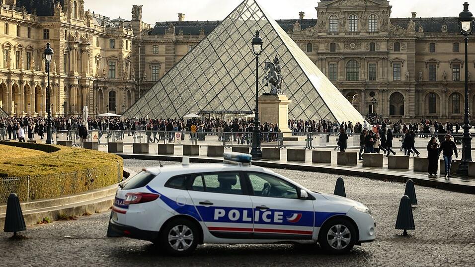 Auch nach der Festnahme von zwei Verdächtigen fehlt noch immer die Beute des spektakulären Kunstraubs im Pariser Louvre. Auch nach der Festnahme von zwei Verdächtigen fehlt noch immer die Beute des spektakulären Kunstraubs im Pariser Louvre.