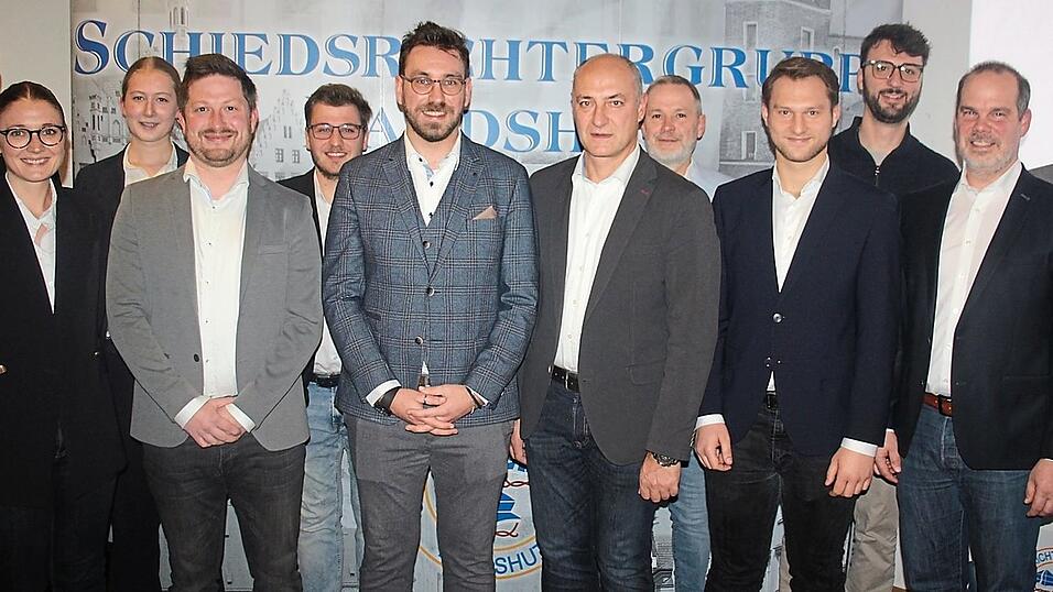 Die neue Führungsmannschaft der Schiedsrichtergruppe Landshut mit Ehrenmitglied Wolfgang Stark und dem Bundesligaassistenten Christian Leicher. Die neue Führungsmannschaft der Schiedsrichtergruppe Landshut mit Ehrenmitglied Wolfgang Stark und dem Bundesligaassistenten Christian Leicher.