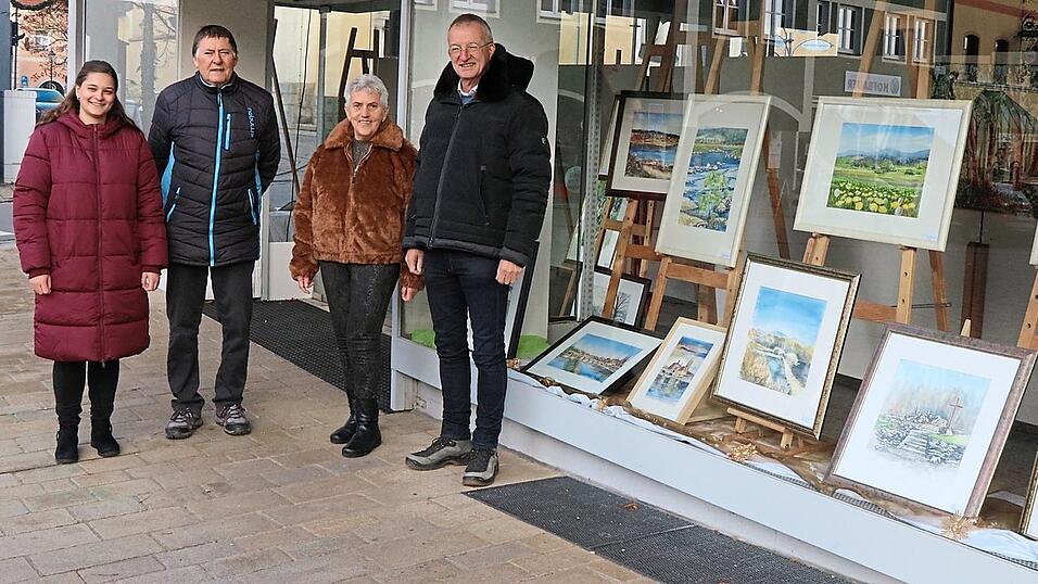 Bürgermeister Markus Ackermann (rechts) und Anna Roßmann (links) von der Tourist-Info heißen Künstlerin Gertrud Kilgert und ihren Ehemann Rudi zur Ausstellungseröffnung willkommen. Bürgermeister Markus Ackermann (rechts) und Anna Roßmann (links) von der Tourist-Info heißen Künstlerin Gertrud Kilgert und ihren Ehemann Rudi zur Ausstellungseröffnung willkommen.