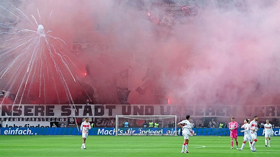 Beide Fanlager sorgten mit Pyrotechnik für Verzögerung. Beide Fanlager sorgten mit Pyrotechnik für Verzögerung.