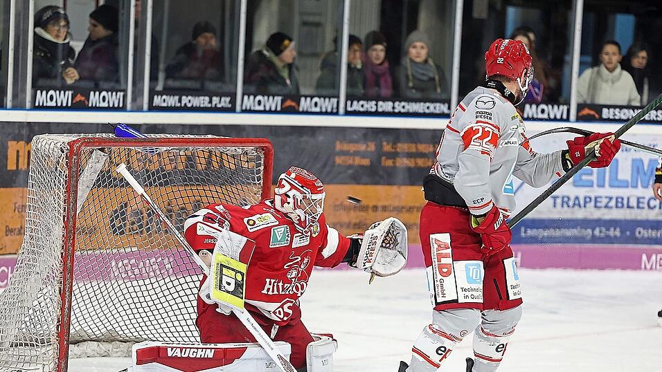 Gl&uuml;ck hatte hier Timo Pielmeier im Tor des DSC, denn der Schuss ging an den Pfosten - Peitings Center Lukas Gohlke versperrte dem Torh&uuml;ter die Sicht.