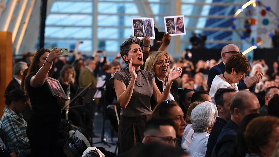 Angehörige von Opfern der Flutkatastrophe von Valencia protestieren bei der offiziellen Trauerfeier am ersten Jahrestag gegen die Teilnahme des Regionalregierungschefs Carlos Mazón. Sie werfen ihm Versagen am Tag der Katastrophe vor.
