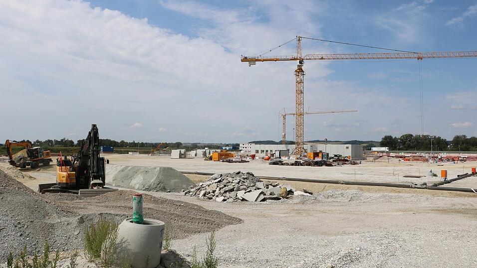 Einige Wände des Betriebsgebäudes am Konverterstandort stehen bereits. Fotos: Einige Wände des Betriebsgebäudes am Konverterstandort stehen bereits. Fotos: