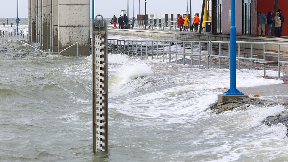 Teile des Fährhafens von Dagebüll werden bei einer Sturmflut überflutet.