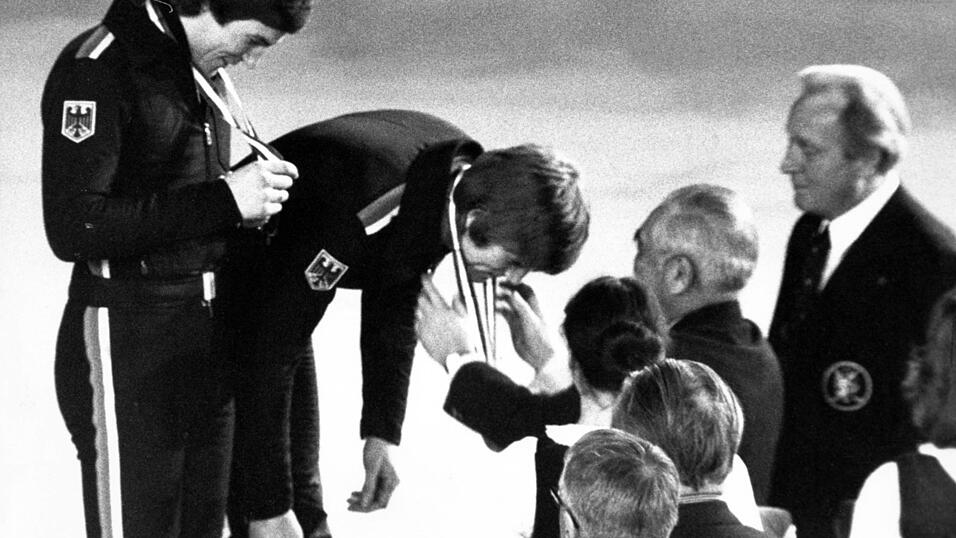 Medaillenblick 1976: Alois Schloder (links) und sein 2017 verstorbener Mannschaftskollege Lorenz Funk bei der Siegerehrung 1976 in Innsbruck.