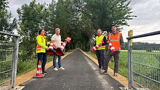 Bauamtsleitung Sabine Forstner, Bürgermeister Josef Beham, Planer Josef Steinhofer und Bauleiter Andreas Sterr geben nach der Sanierung den Radweg wieder für den Verkehr frei. Bauamtsleitung Sabine Forstner, Bürgermeister Josef Beham, Planer Josef Steinhofer und Bauleiter Andreas Sterr geben nach der Sanierung den Radweg wieder für den Verkehr frei.