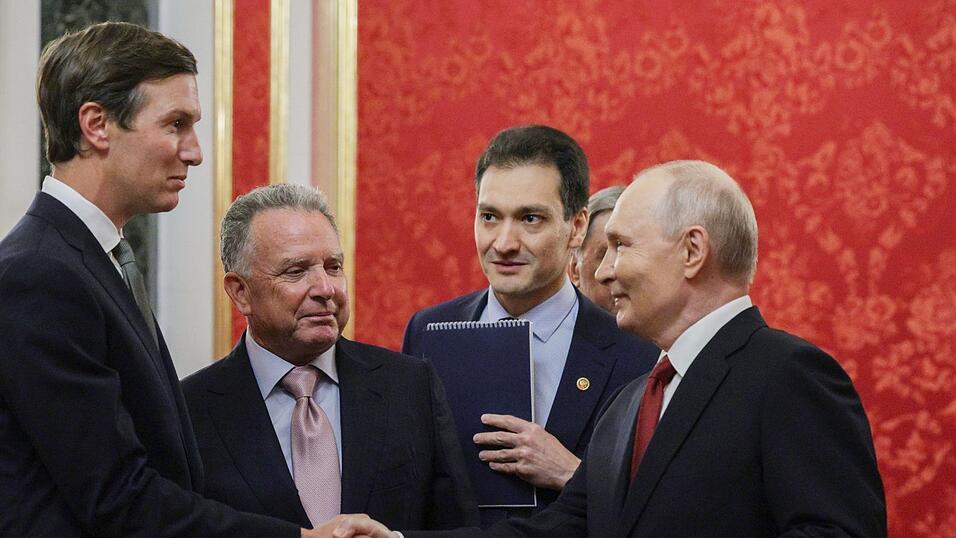 Bereits mehrfach waren die US-Unterh&auml;ndler Steve Witkoff und Jared Kushner zu Gespr&auml;chen in Moskau, hier am Samstag. (Archivbild)