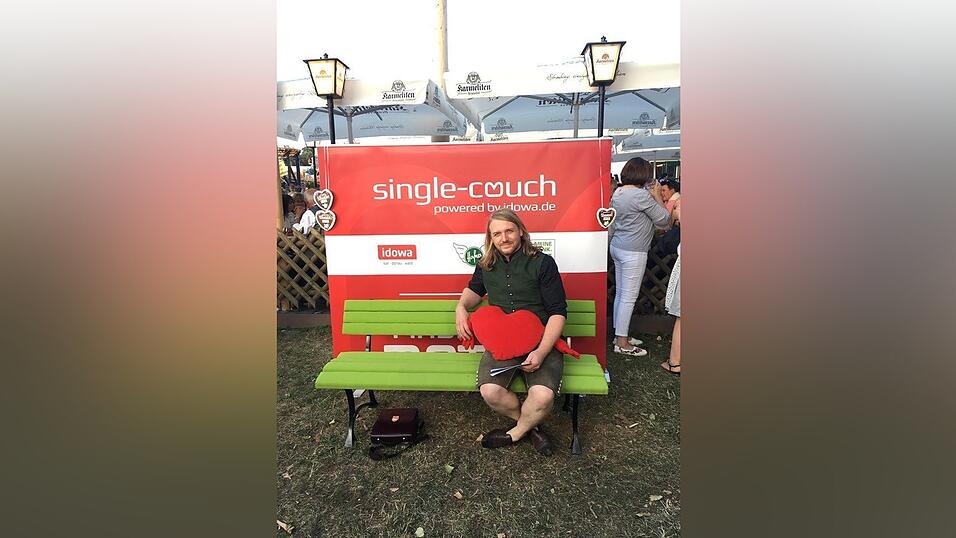 Auch 2019 ist die Single-Couch auf dem Gäubodenvolksfest beliebt. Auch 2019 ist die Single-Couch auf dem Gäubodenvolksfest beliebt.