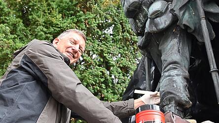 Restaurator Thomas Hempel repariert den Krieger, der seit 120 Jahren an die Gefallenen erinnert.