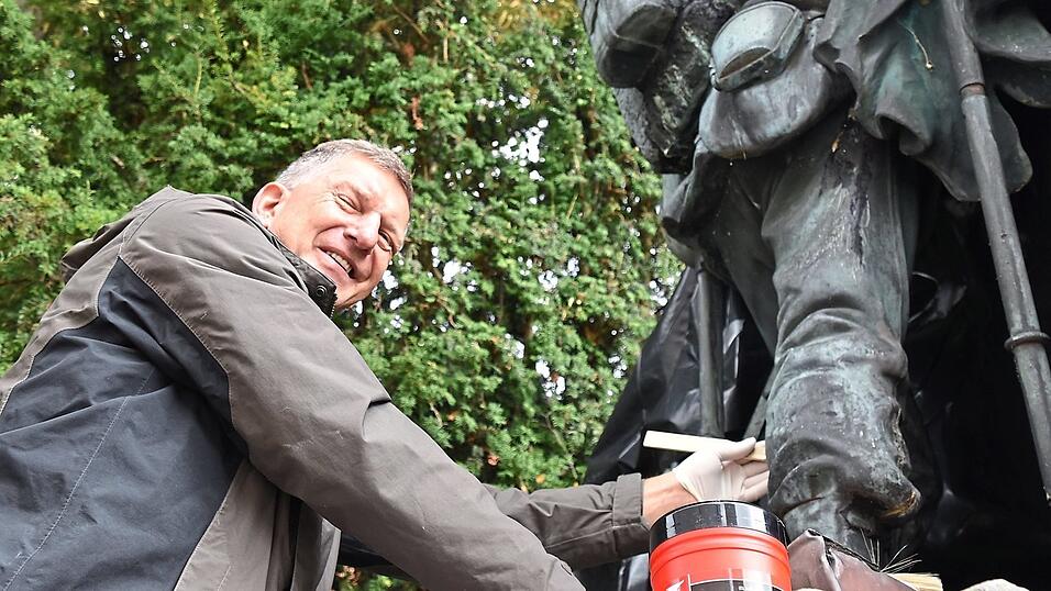 Restaurator Thomas Hempel repariert den Krieger, der seit 120 Jahren an die Gefallenen erinnert.