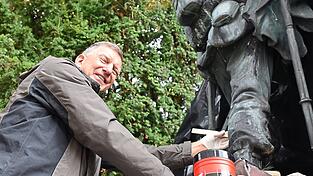 Restaurator Thomas Hempel repariert den Krieger, der seit 120 Jahren an die Gefallenen erinnert.