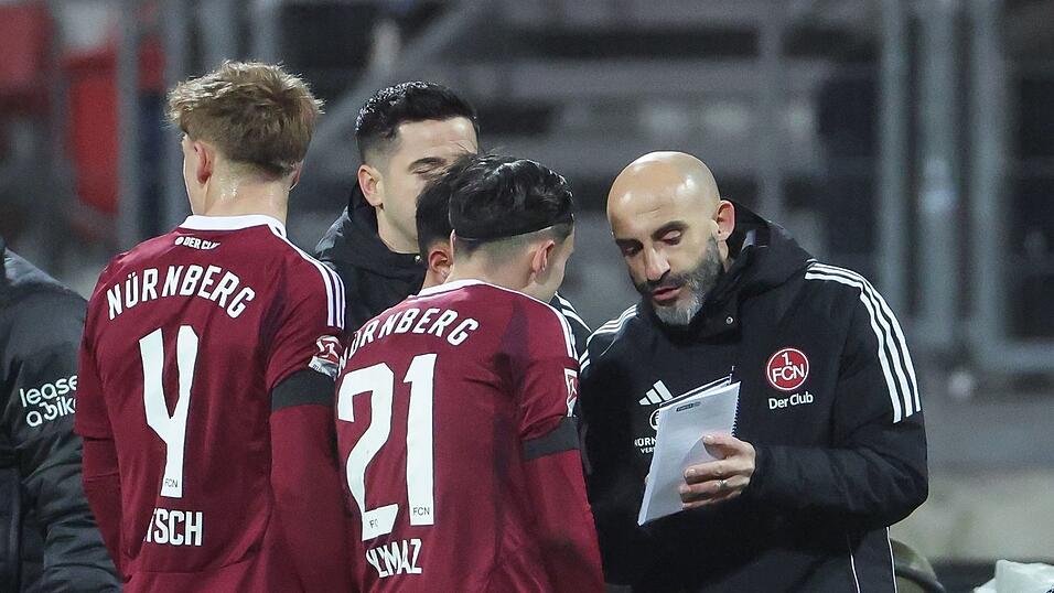 Javier Pinola (r) ist nun als Chef gefordert. (Archivbild)