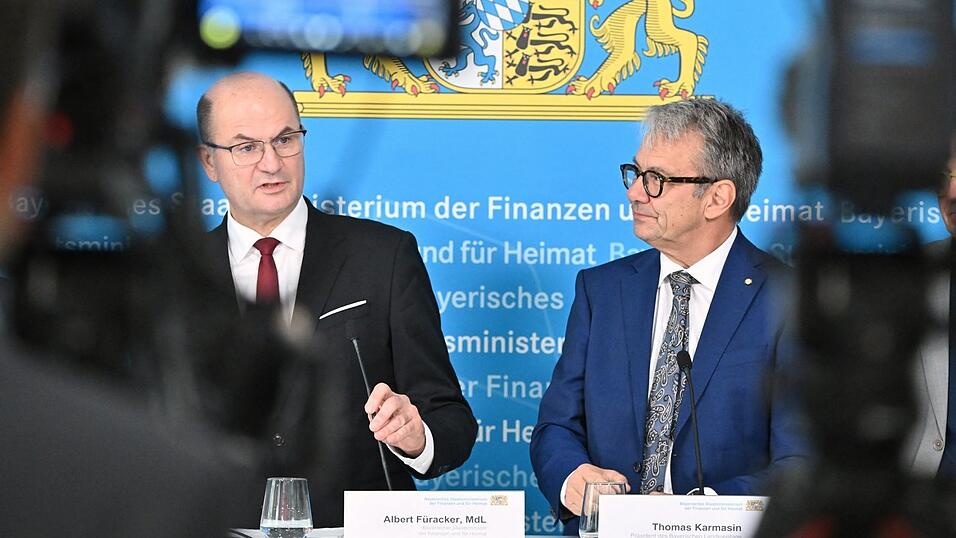„Spitzenergebnis und doch zu wenig“: Der bayerische Finanzminister Albert Füracker (l.) und Lankreistags-Präsident Thomas Karmasin würdigen die Anstrengungen des Freistaats, die jedoch für die Kommunen nur ein Tropfen auf dem heißen Stein sind. „Spitzenergebnis und doch zu wenig“: Der bayerische Finanzminister Albert Füracker (l.) und Lankreistags-Präsident Thomas Karmasin würdigen die Anstrengungen des Freistaats, die jedoch für die Kommunen nur ein Tropfen auf dem heißen Stein sind.